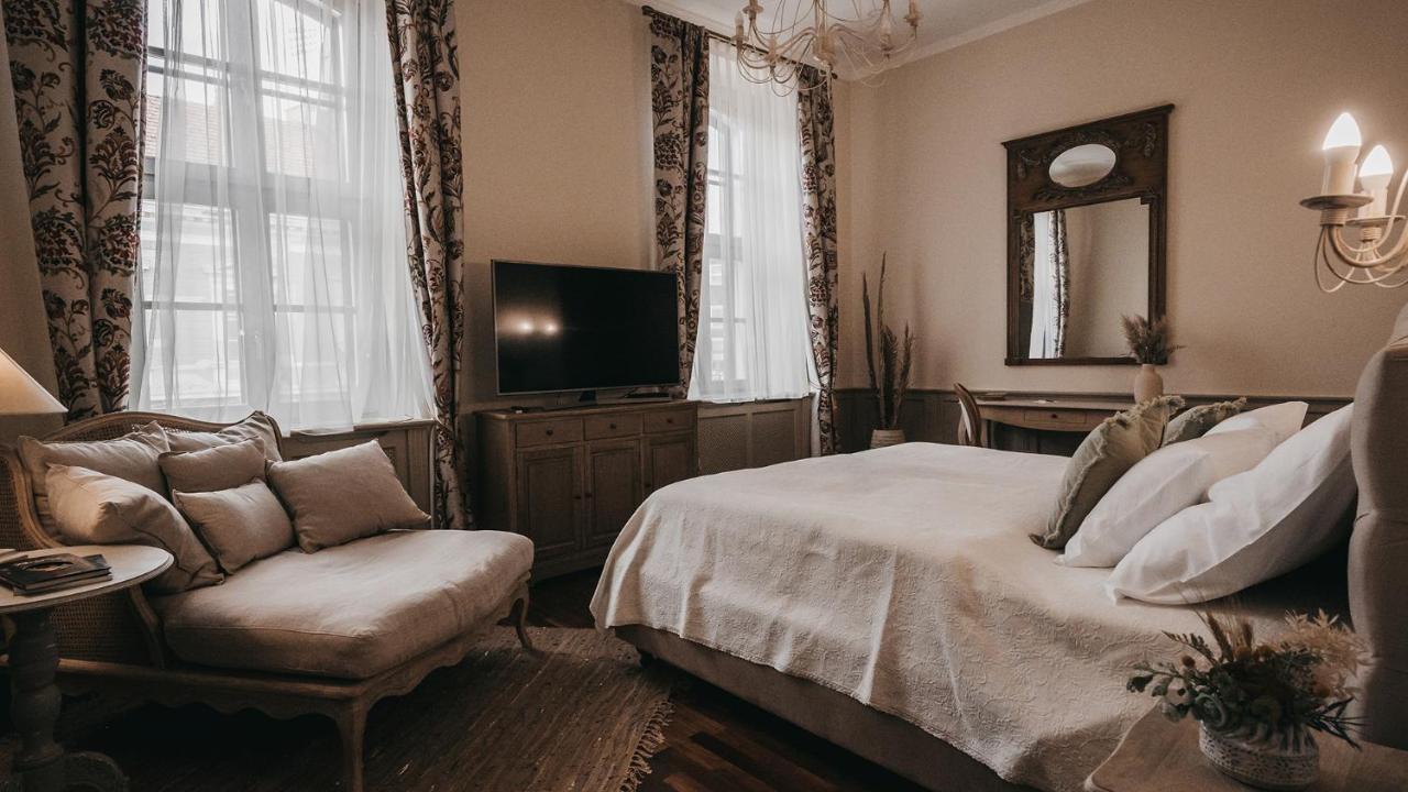 Room42 - & Hotel *
