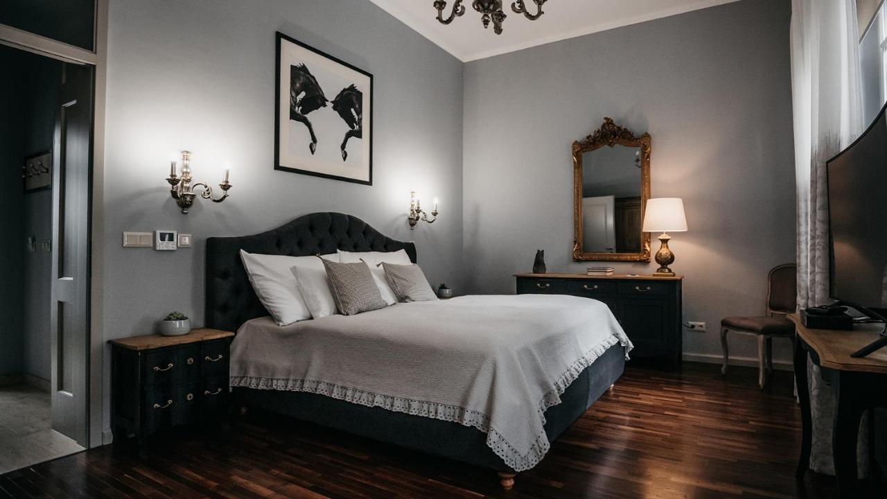 Room42 - & * Esztergom